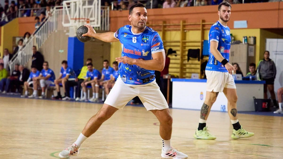 El Balonmano Sariegos se lleva la victoria en la cancha de Nava de la Asunción 1