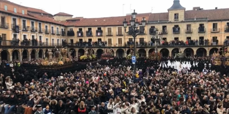 Todo apunta a que las procesiones no pisarán la Plaza Mayor este 2024 1