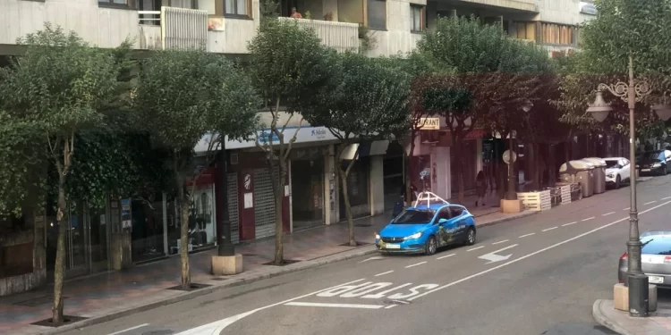 El coche de Google Street View se pasea por León 1