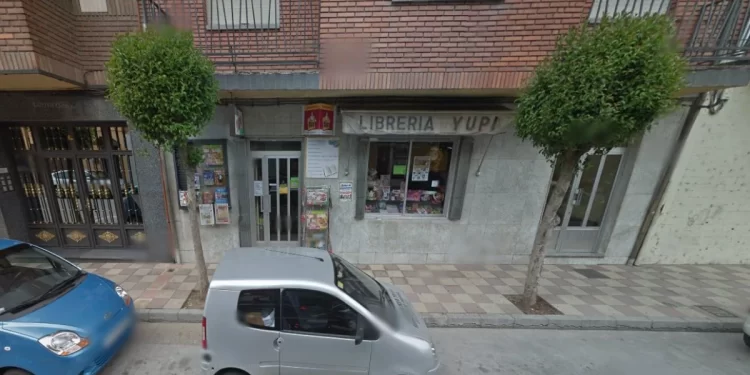 Roban e incendian una tienda en Bembibre 1