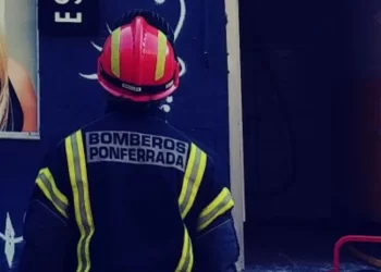 Una furgoneta se incendia en León 3