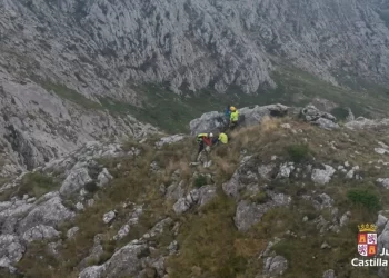 Rescate de un hombre en la cima de la montaña leonesa 4