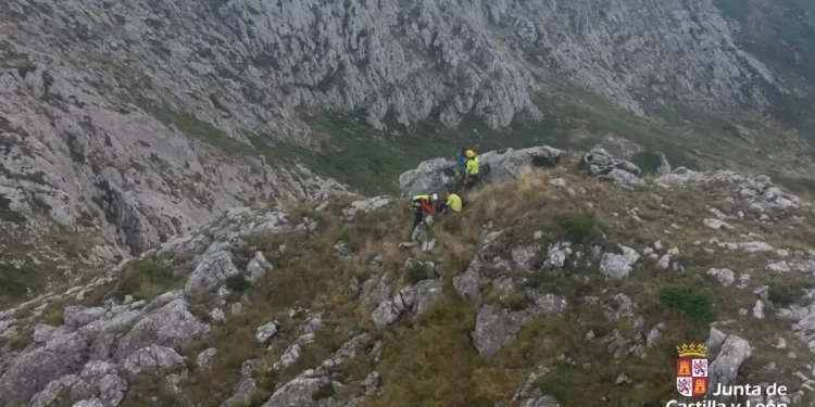 Rescate de un hombre en la cima de la montaña leonesa 1