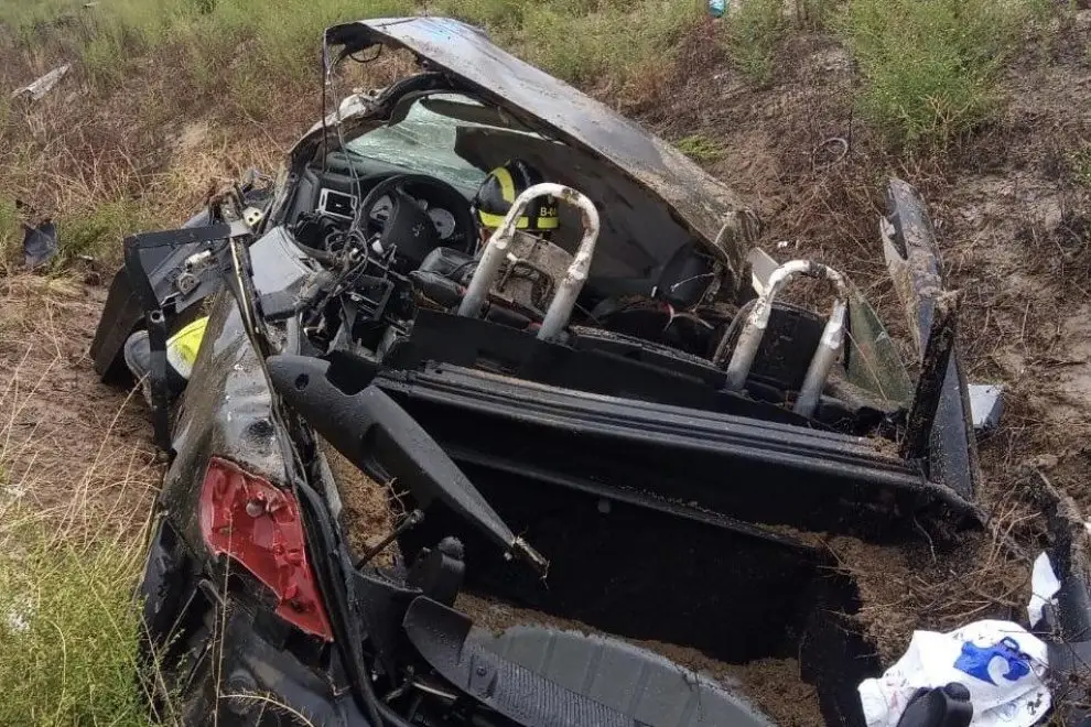 Un hombre en UVI tras quedar su coche destrozado 1