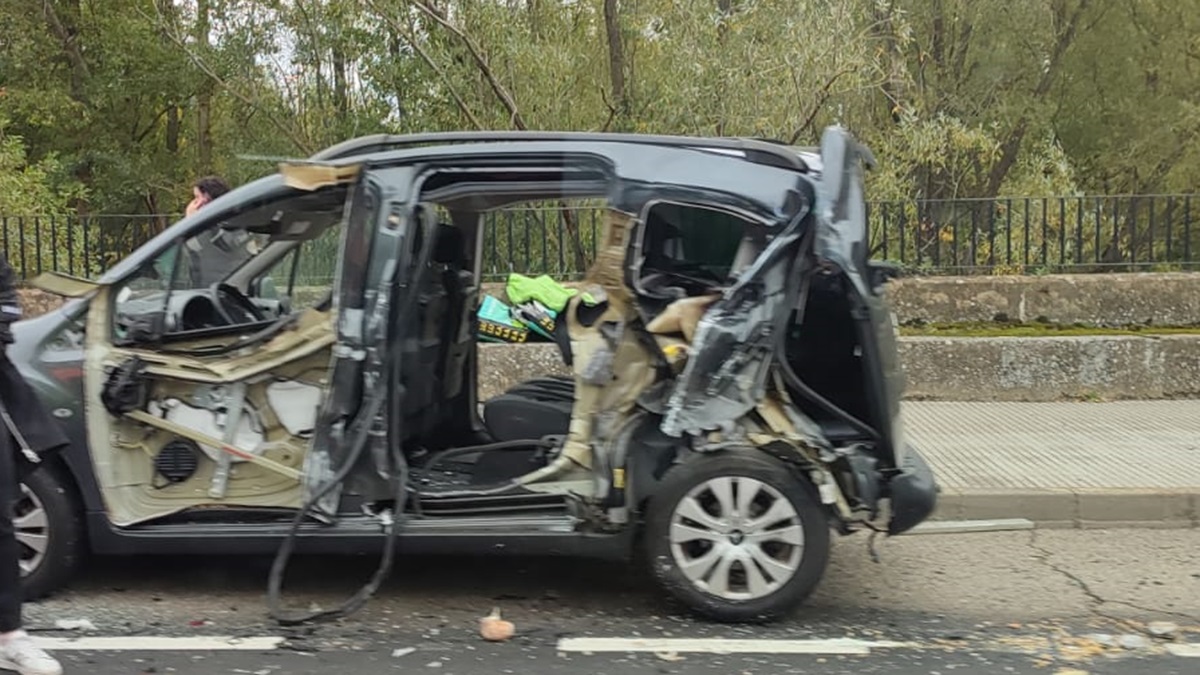 Un camión se lleva por delante 3 vehículos aparcados en la entrada de León 1