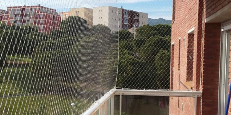 Un niño de 4 años cae por una terraza