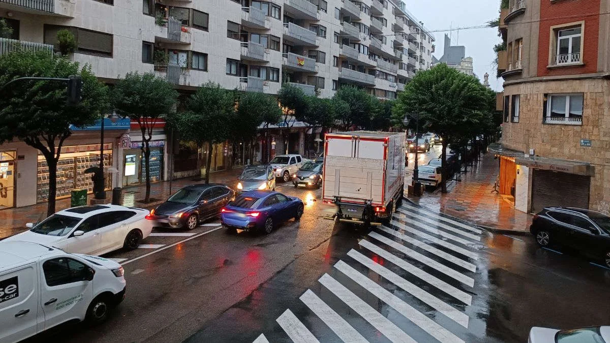 Gran atasco en León a causa de un camión de grandes dimensiones 1