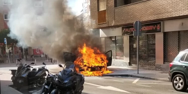 Coche en llamas en León