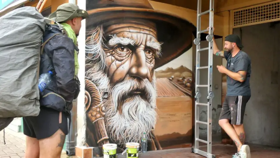 Un nuevo grafiti en el centro de León acompaña a los peregrinos 1