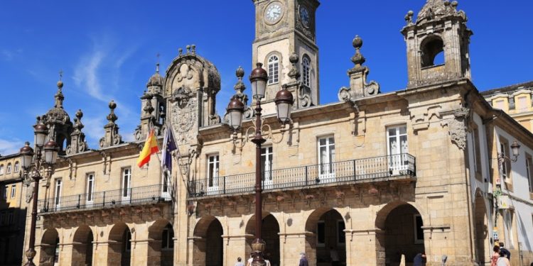 Un niño solo en medio de la ciudad