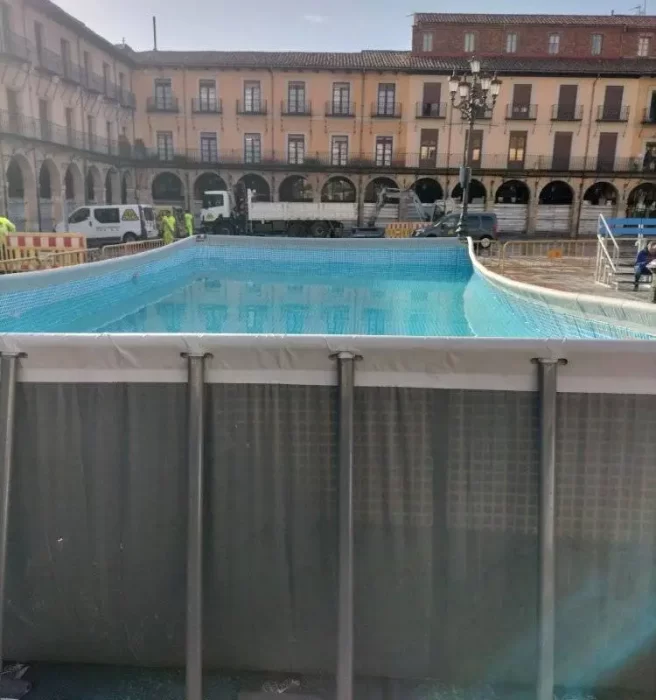 La gran piscina de la Plaza Mayor de León ya está instalada 1