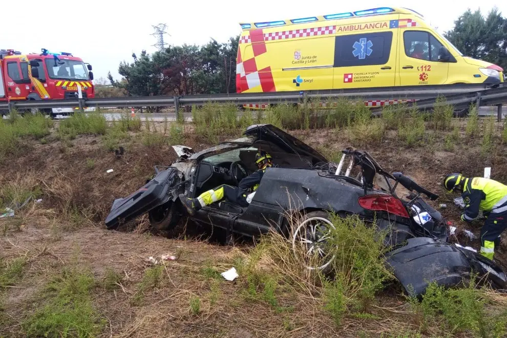 Un hombre en UVI tras quedar su coche destrozado 2