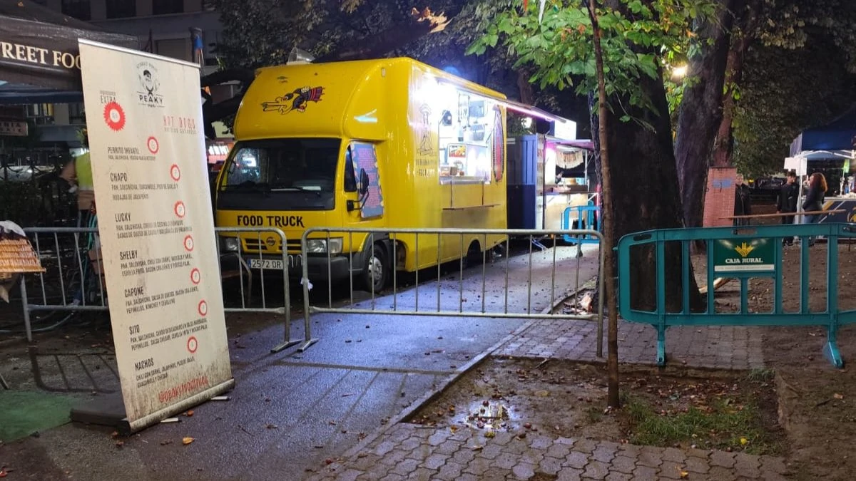 Caos en el Come y Calle tras la caída de una rama sobre un food truck 2