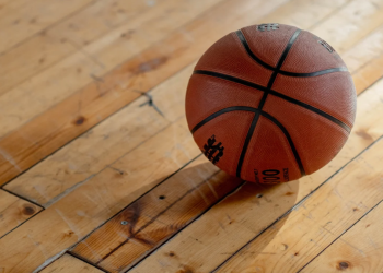 Adolescente muere mientras jugaba al baloncesto