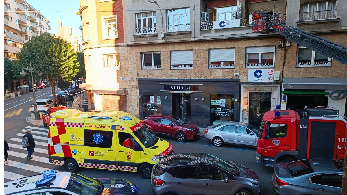 Gran despliegue de medios para rescatar a una mujer en el centro de León 1