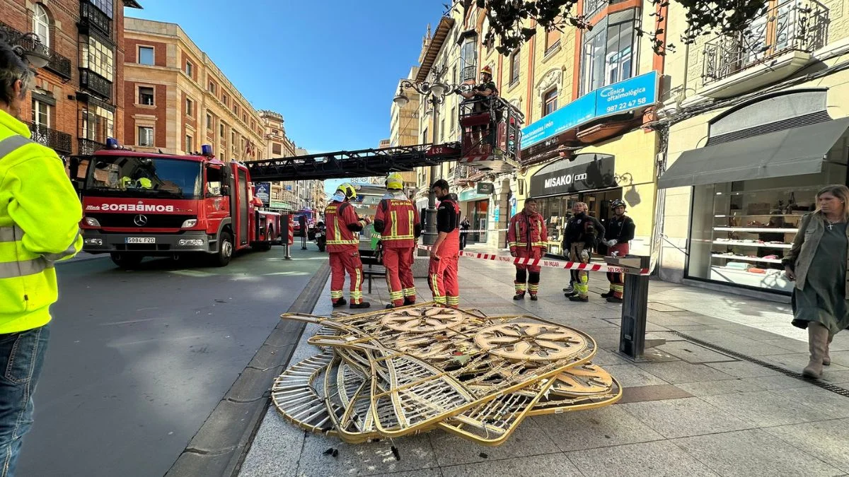 Un hombre herido grave tras caerle encima las luces de Navidad en el centro de León 1