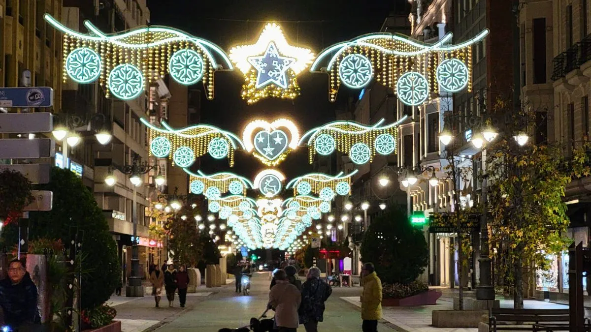 León enciende sus luces de Navidad antes de tiempo 3