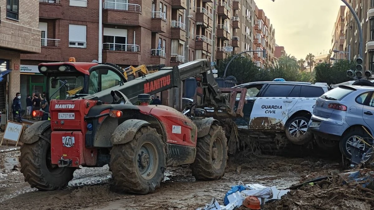 Los Bomberos de León realizan tareas de limpieza en Paiporta 1