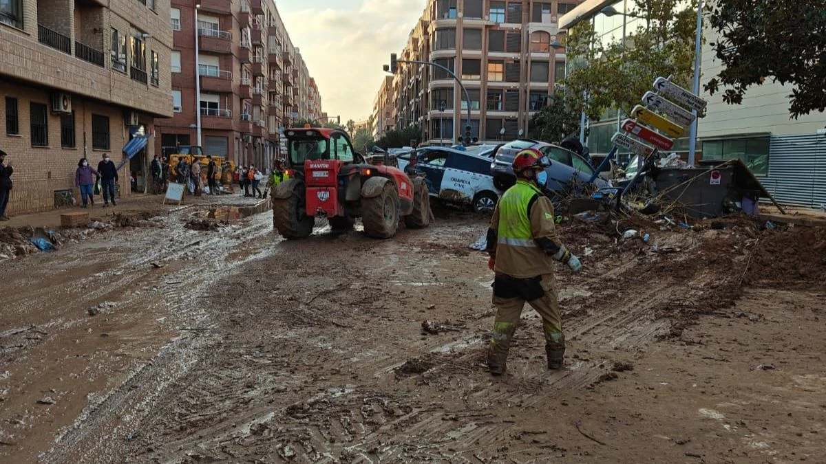 Los Bomberos de León realizan tareas de limpieza en Paiporta 2