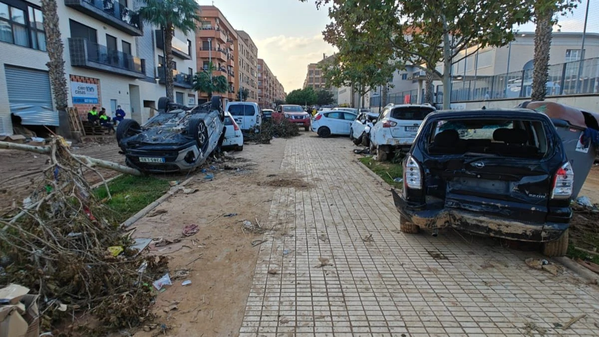 Los Bomberos de León realizan tareas de limpieza en Paiporta 3