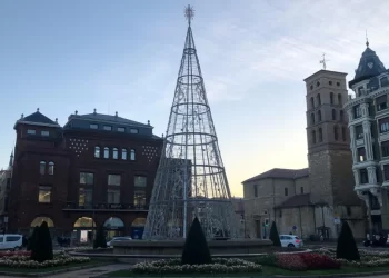 El árbol de Navidad cambia de ubicación en León 1