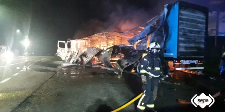 Se calcina un camión en Pajares 1