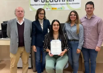 Algunos investigadores participantes en el estudio. De izquierda a derecha: Carlos Alonso Calleja, Rosa Capita González, Sarah Panera Martínez, Cristina Rodríguez Melcón y Daniel Rodríguez Campos.