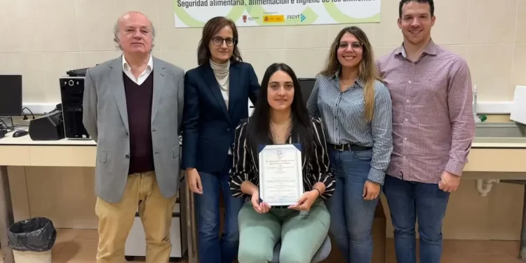 Algunos investigadores participantes en el estudio. De izquierda a derecha: Carlos Alonso Calleja, Rosa Capita González, Sarah Panera Martínez, Cristina Rodríguez Melcón y Daniel Rodríguez Campos.