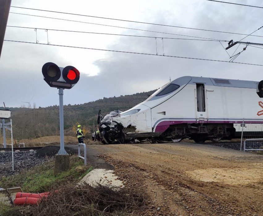 Dos muertos, un tren arrolla un coche en un pueblo de Palencia 3