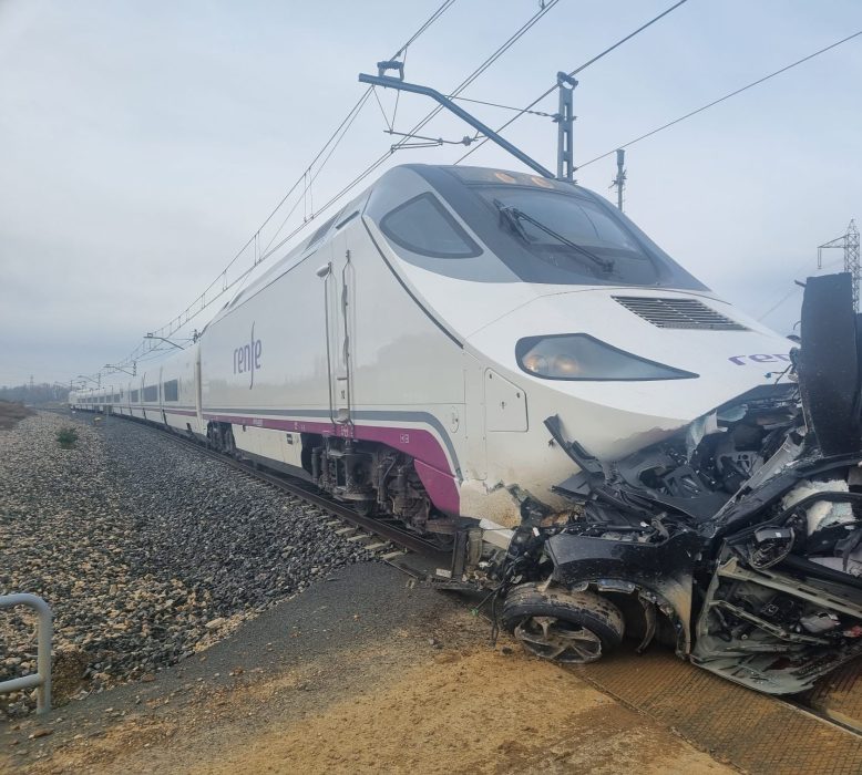 Dos muertos, un tren arrolla un coche en un pueblo de Palencia 2