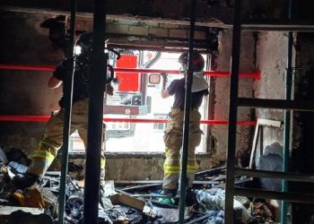 Bomberos trabajando en el lugar del incendio