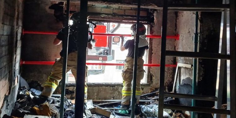 Bomberos trabajando en el lugar del incendio