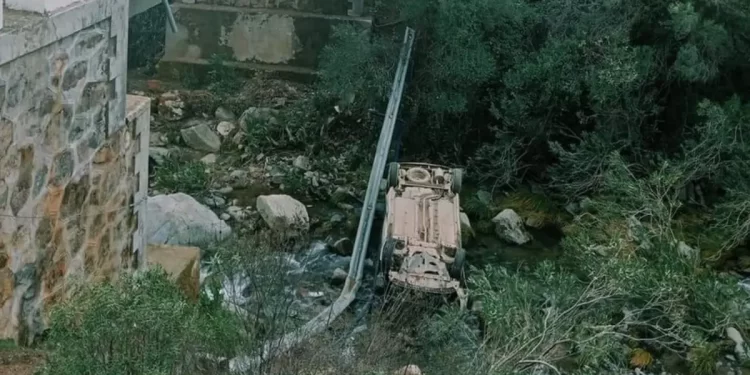 Coche tras caer de un puente