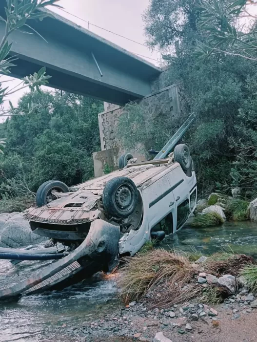 Espectacular accidente tras caer un coche desde un puente 1