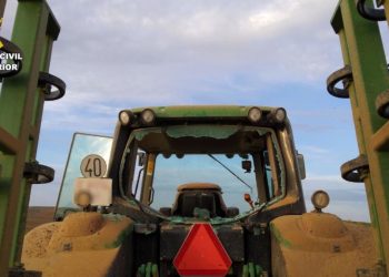 Un tractor dañado por piedras