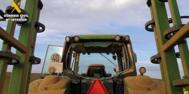 Un tractor dañado por piedras