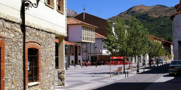 El pueblo de León que celebra las bodas de plata de su mercado tradicional 1