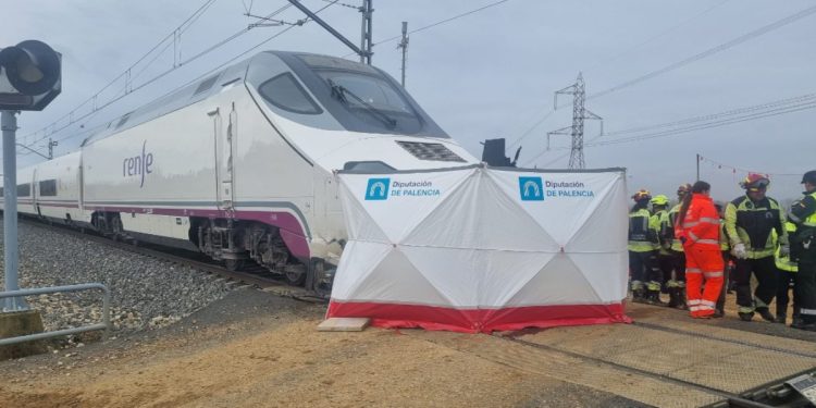 Un tren arrolla un coche en Palencia