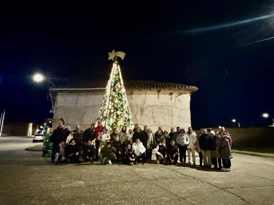 El gran árbol de ganchillo que ilumina un pueblo de León con 40 habitantes 1