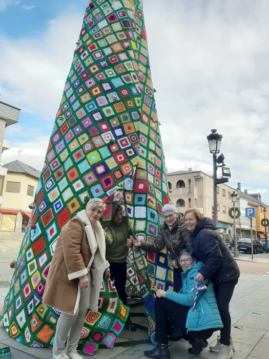 Fabero teje a mano la Navidad con cariño e ilusión 4