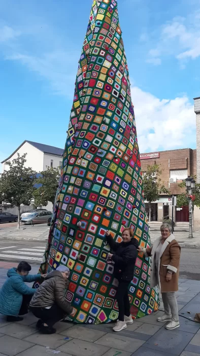 Fabero teje a mano la Navidad con cariño e ilusión 2