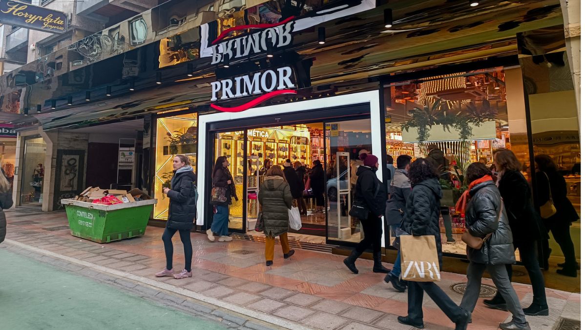 Largas colas en la apertura de Primor en el centro de León 1