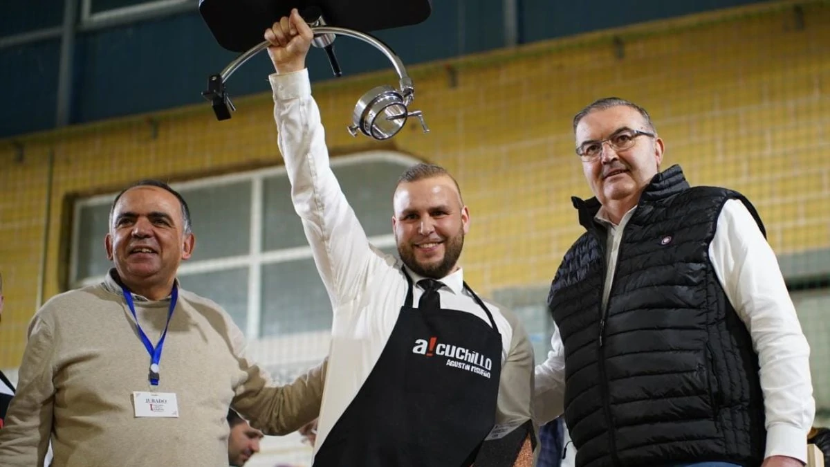 Un asturiano gana el concurso de cortadores de jamón de Sariegos 2