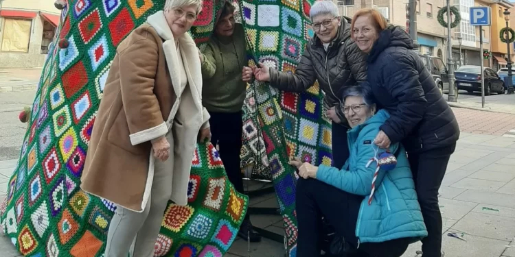 Fabero teje a mano la Navidad con cariño e ilusión 1