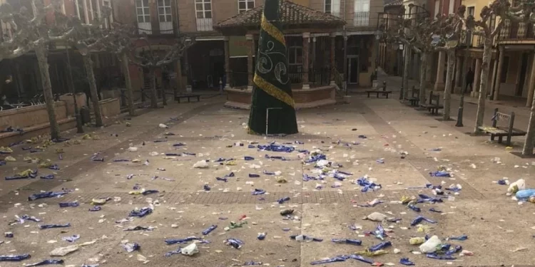 La plaza mayor de Sahagún sufre las consecuencias de la Nochevieja anticipada 1