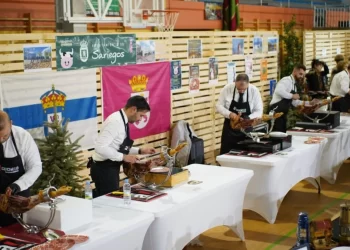 Un asturiano gana el concurso de cortadores de jamón de Sariegos 7