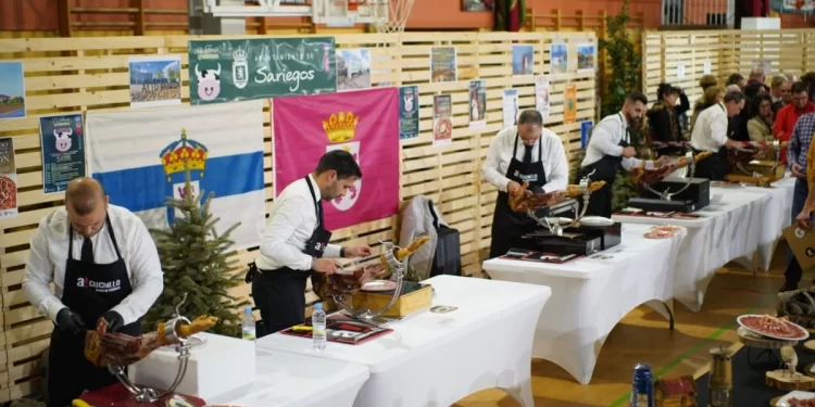 Un asturiano gana el concurso de cortadores de jamón de Sariegos 1