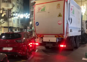 Un camión de la basura destroza un coche en León 1