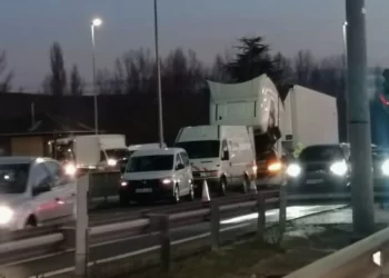 La Ronda de León colapsa por un camión averiado 1