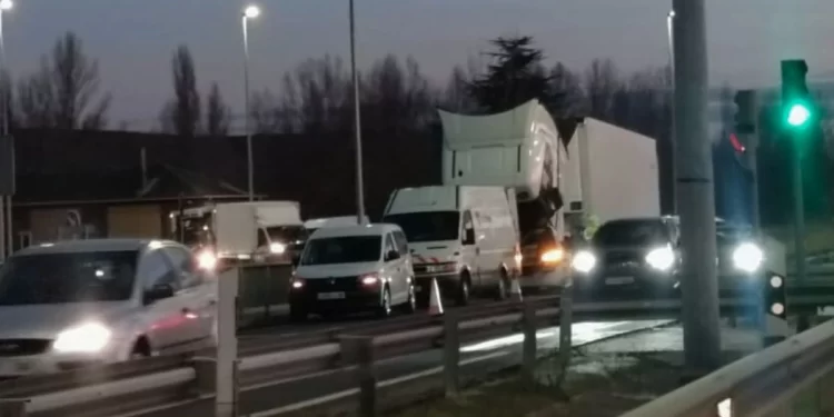 La Ronda de León colapsa por un camión averiado 1